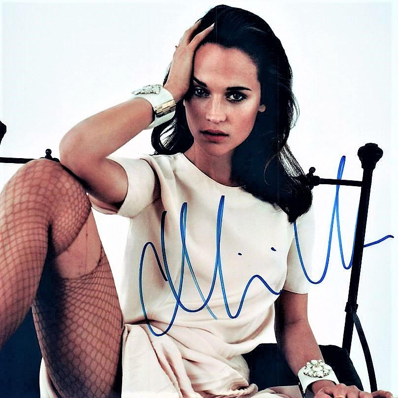 ALICIA VIKANDER: ORIGINAL AUTOGRAMM.