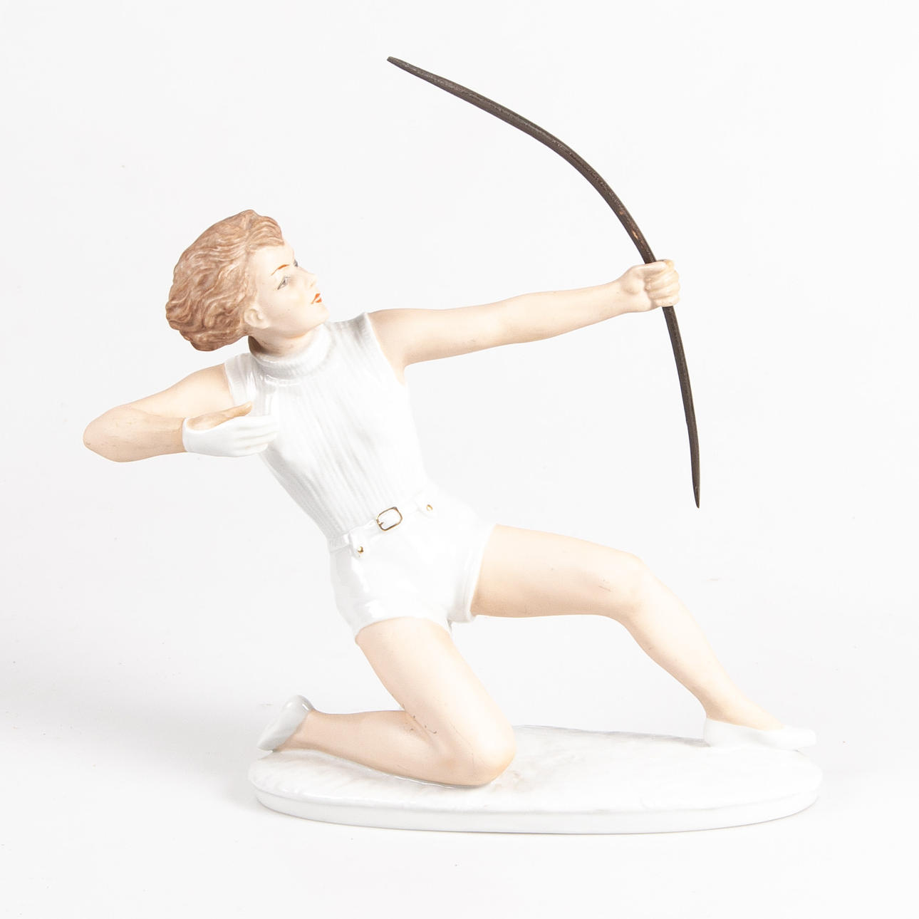 KURT STEINER. Figurine. Female archer. Wallendorf.