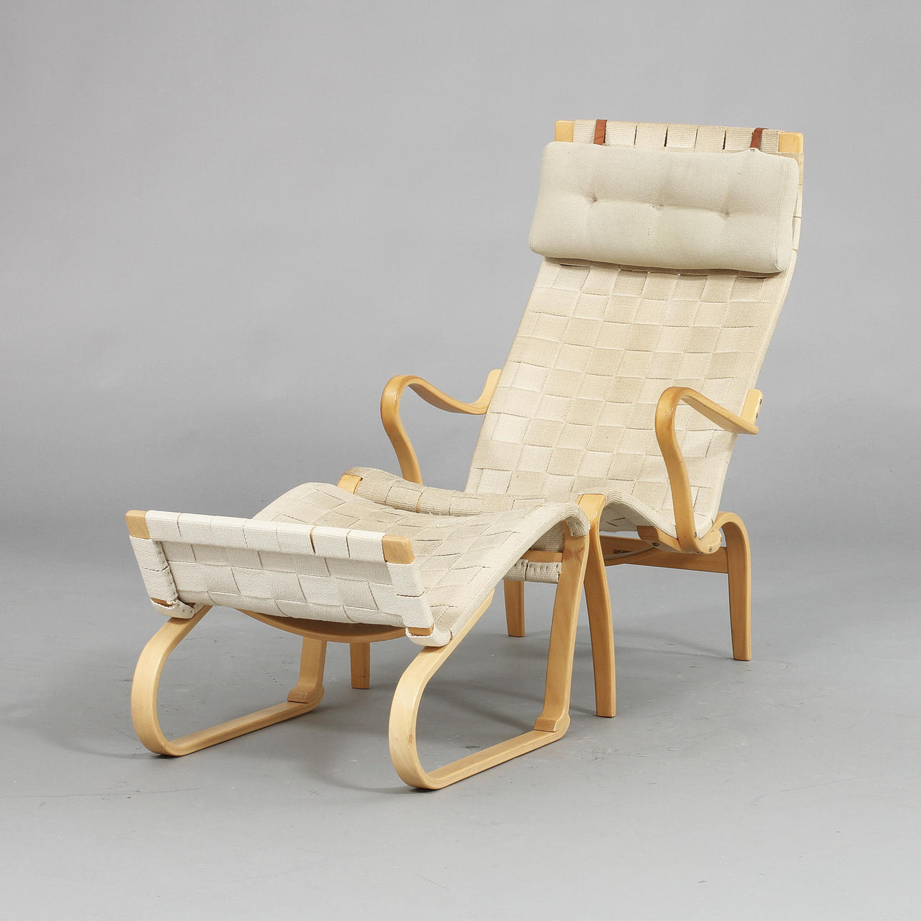 FÅTÖLJ MED FOTPALL, "Pernilla", Bruno Mathsson design.