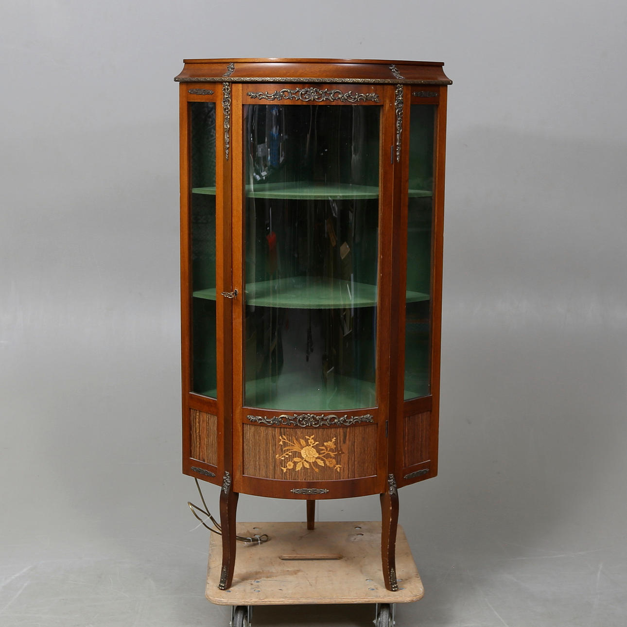 ARMARIO DE ESQUINA, estilo Luis XV, 1900.