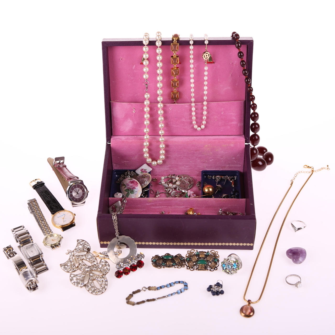 KOSTYMJUVELER och ARMBANDSUR i etui.