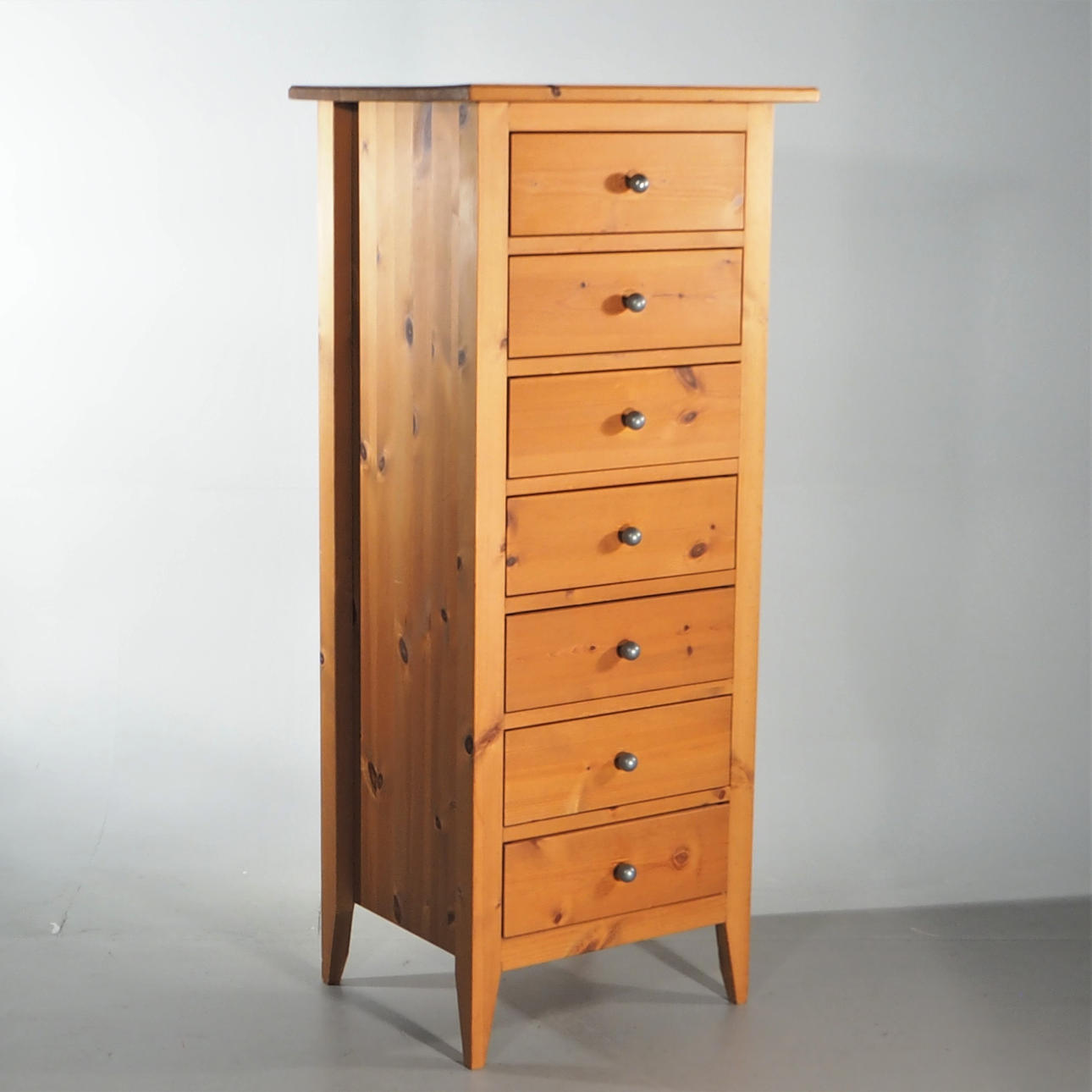 Chest of drawers, stilted.