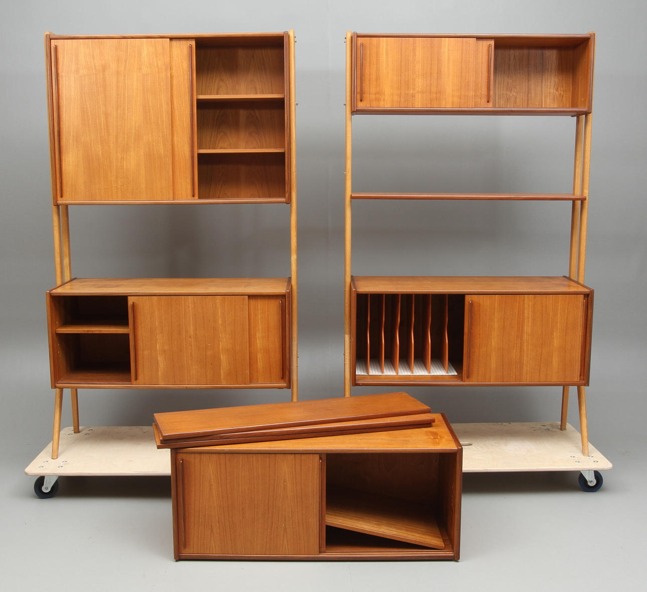 BOKHYLLA, tre sektioner, 1950-tal.