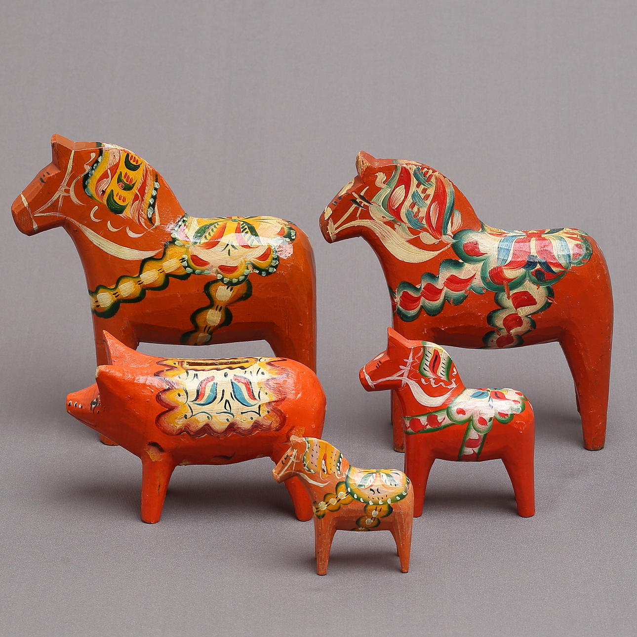 DALAHÄSTAR, 4 st samt DALAGRIS, 1900-tal.