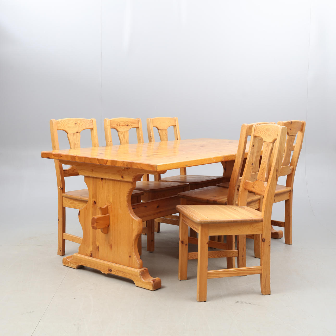 MESA CENTRO y 6 SILLAS, Pino.