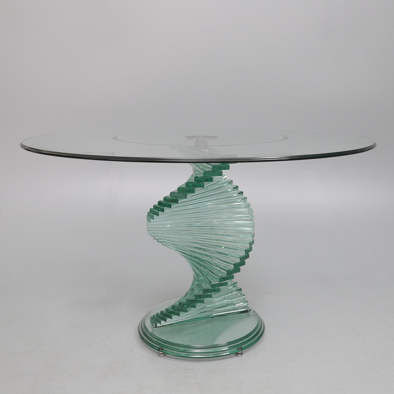 UNA MESA DE CENTRO DE VIDRIO CONTEMPORÁNEA.