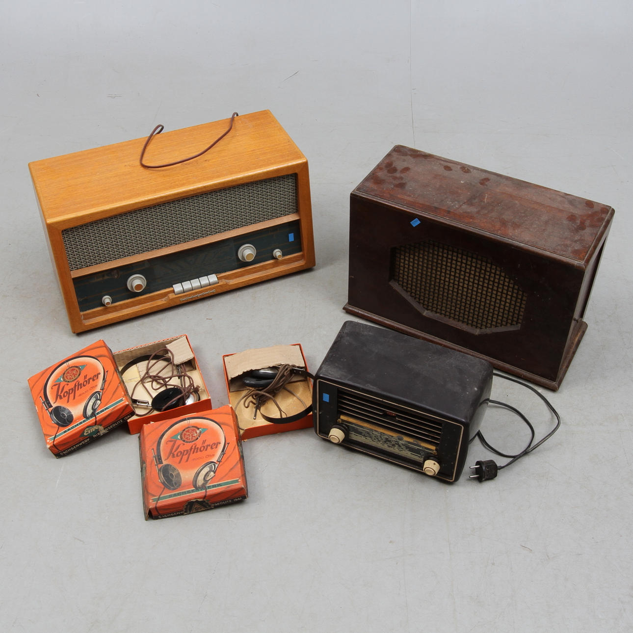 RADIOAPPARATER, 3 st, HÖRLURAR, 2 st, 1900-tal.