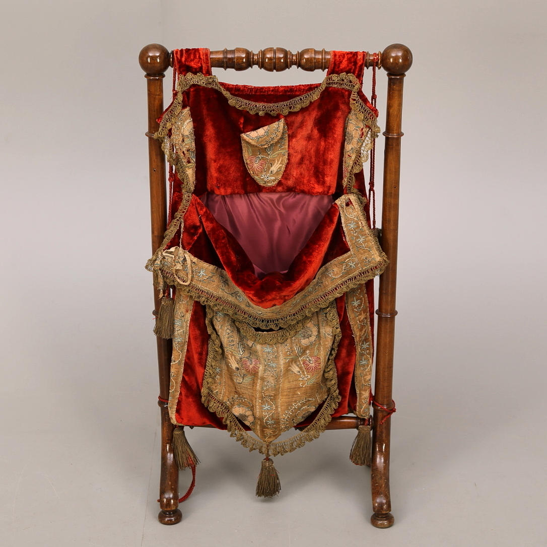 STÄLLNING, med förvaring i sammet, 1800-talets senare del.