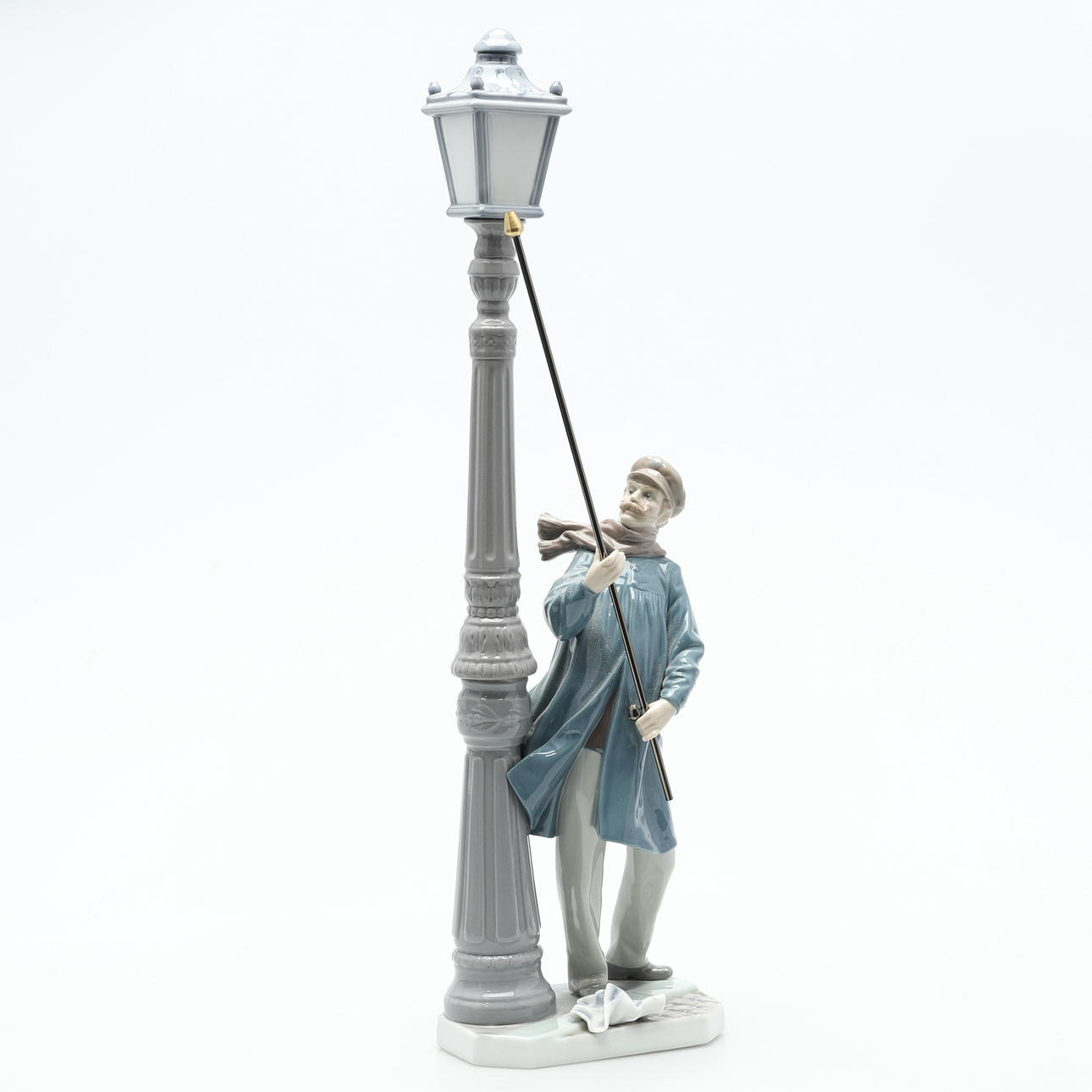 A LLADRO FIGURE THE LAMPLIGHTER.