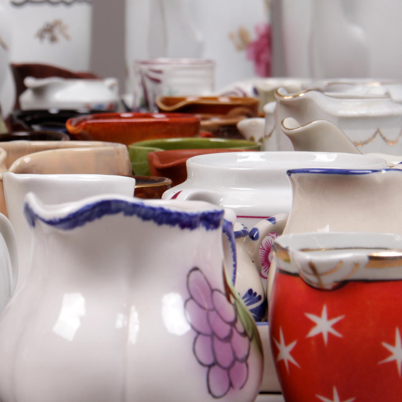 GRÄDDKANNOR, samt sockerskålar, 95 st. Omärkta.