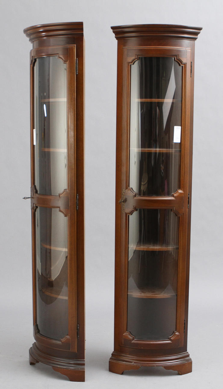 HÖRNSKÅP, ett par.