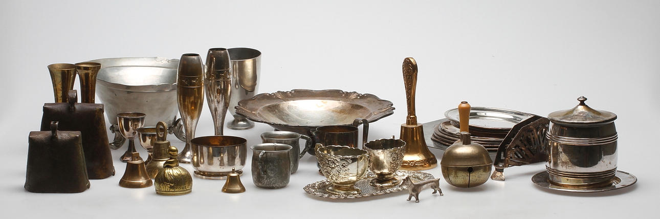 METALLFÖREMÅL, bland annat klockor, 1900-tal.
