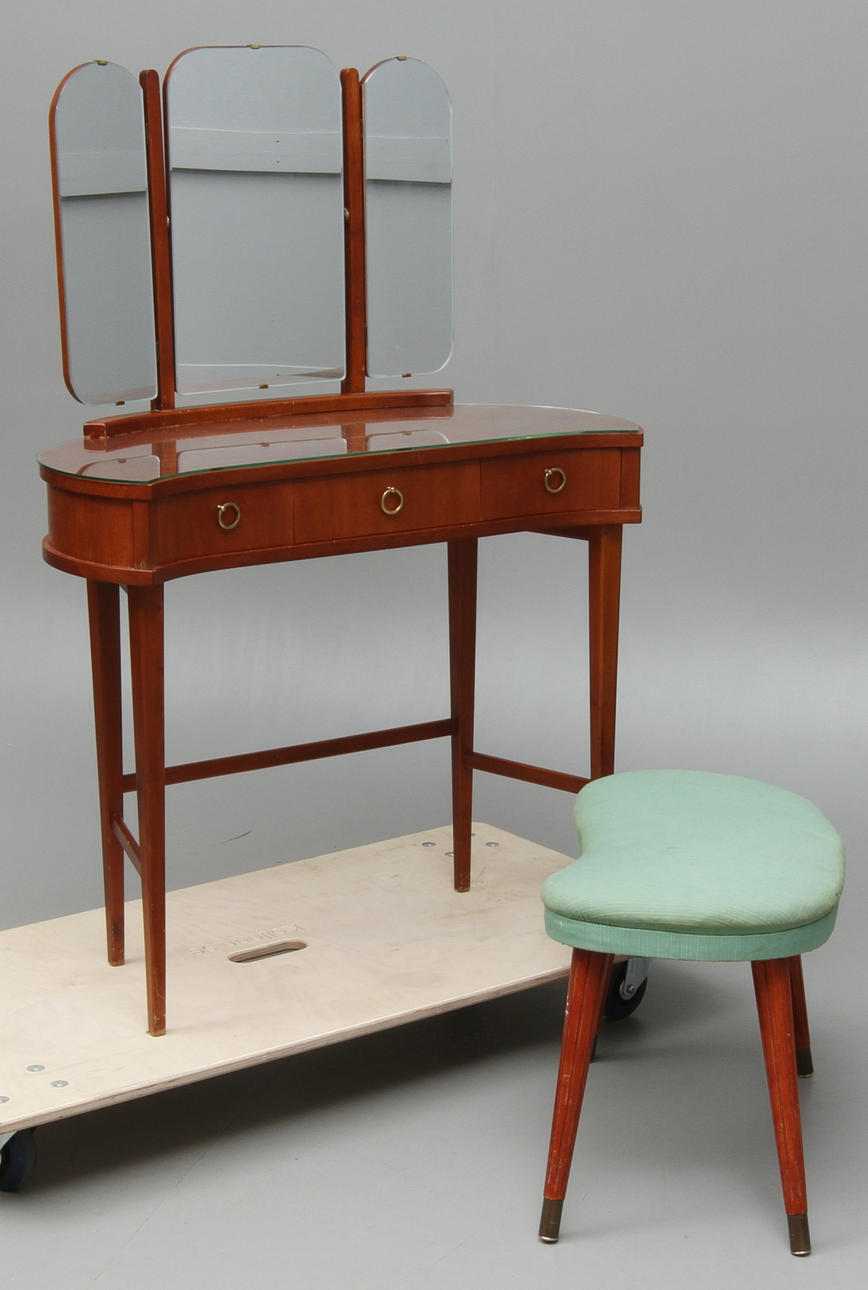 SMINKBORD samt PALL, 1950-tal.