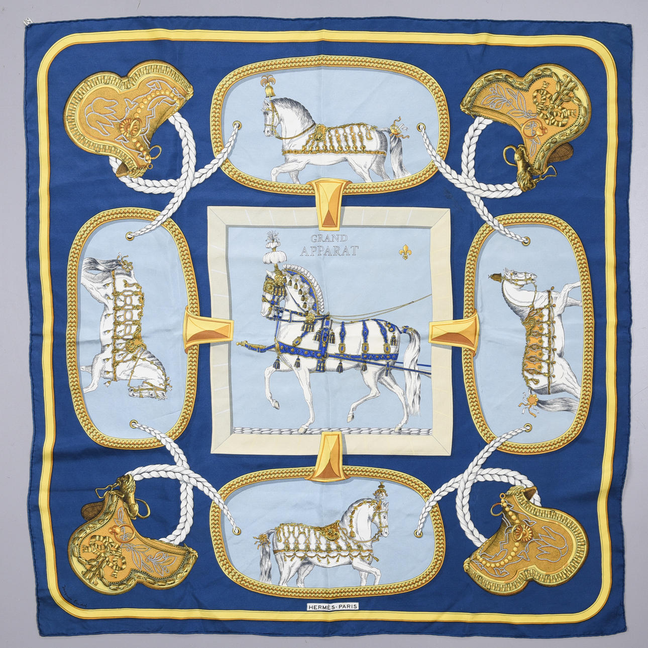 HERMÈS, BUFANDA, GRAN APARATO.