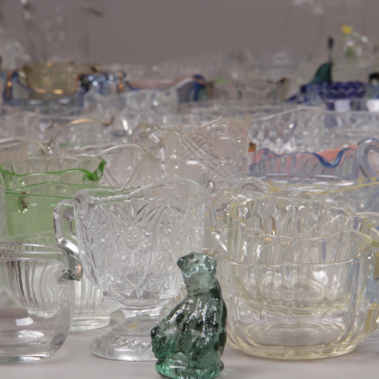 GRÄDDKANNOR, samt sockerskålar, 153 st. Glas.