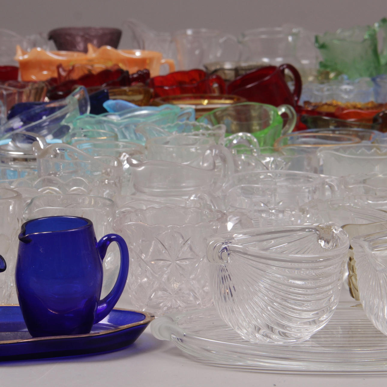 GRÄDDKANNOR, samt sockerskålar, 149 st. Glas.