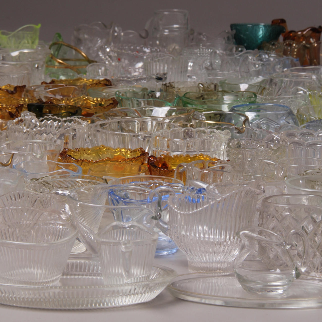 GRÄDDKANNOR, samt sockerskålar, 132 st. Glas.