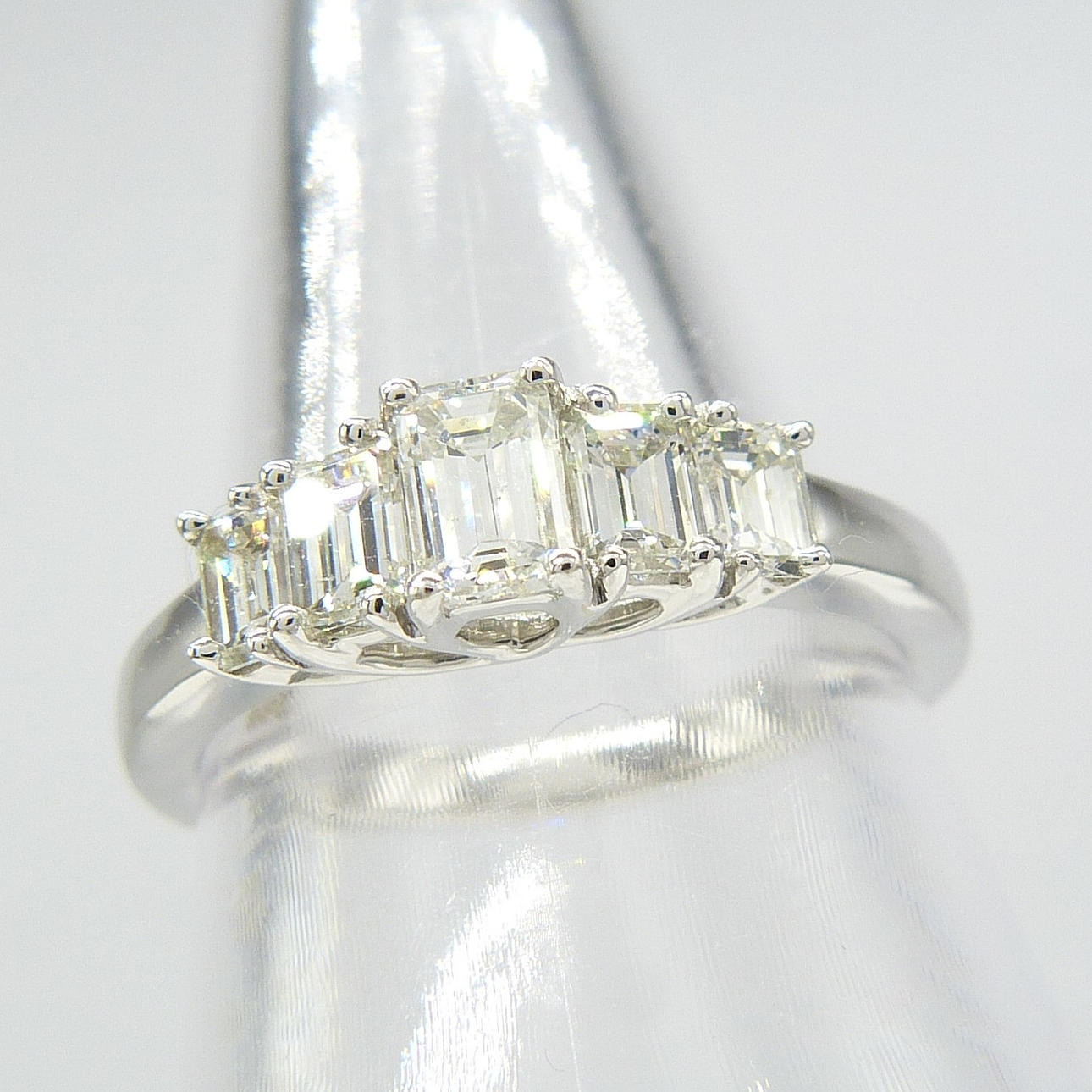 BAGUETTE DIAMANTRING, 0.77cts.