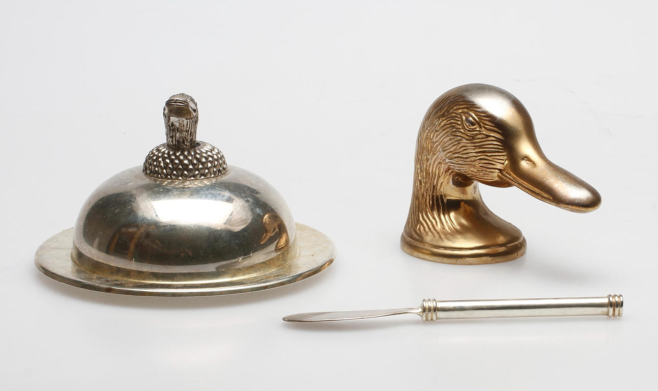 GÅSLEVERSKÅL med KNIV och FLASKÖPPNARE, 1900-tal.