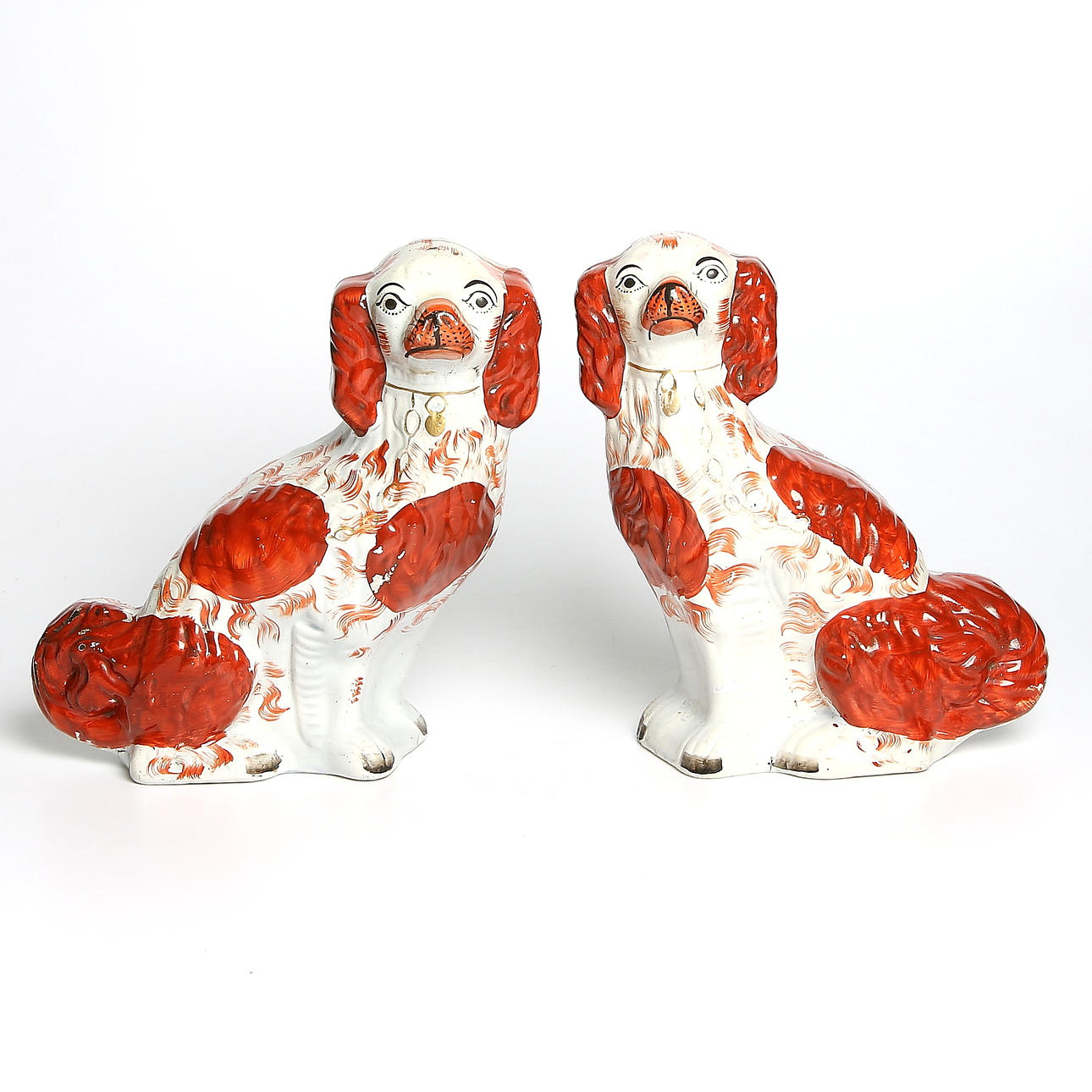 FÖNSTERHUNDAR, 1 par, porslin, troligen Staffordshire England. 1900-tal.