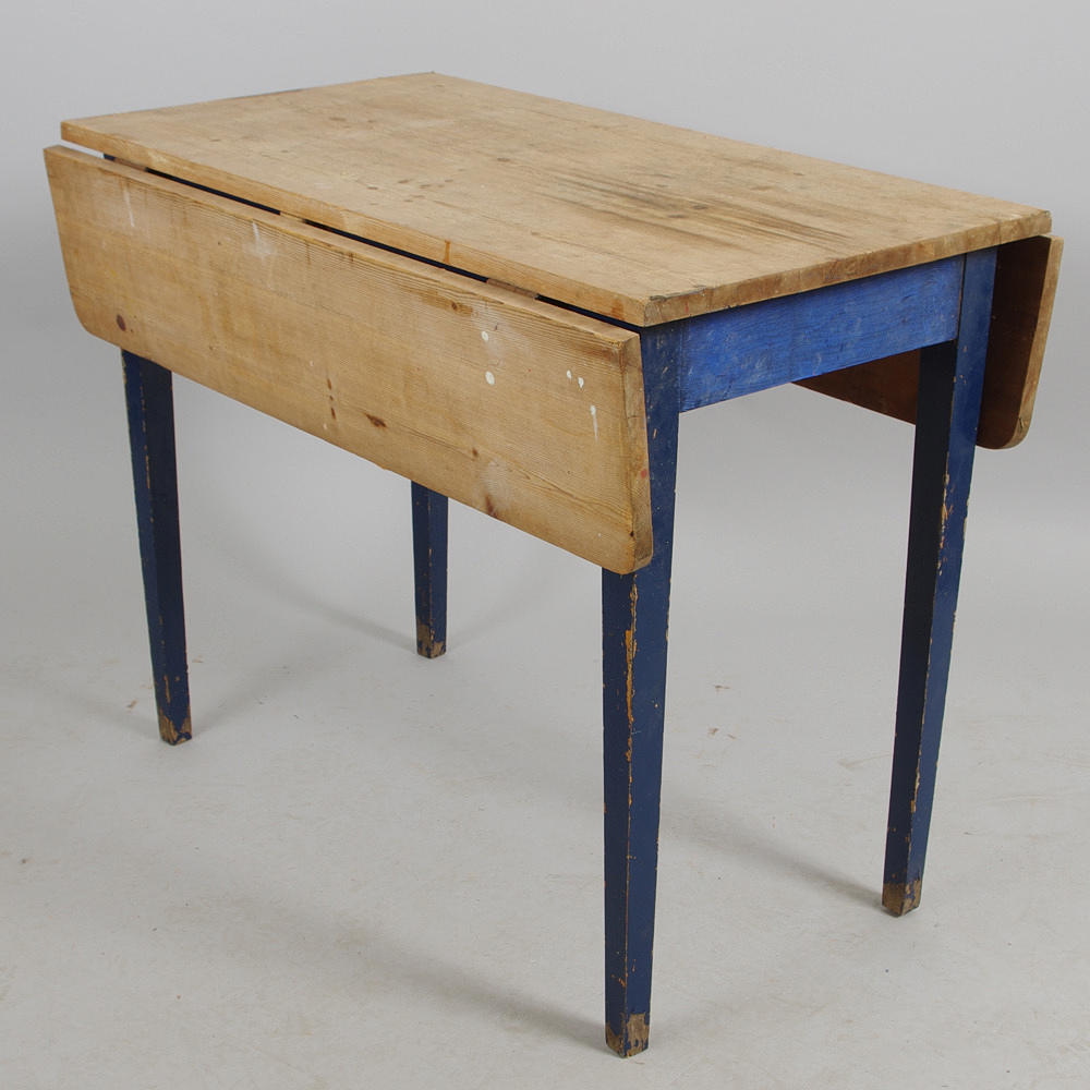 KLAFFBORD, fur med blåmålat underrede, sent 1800-tal.