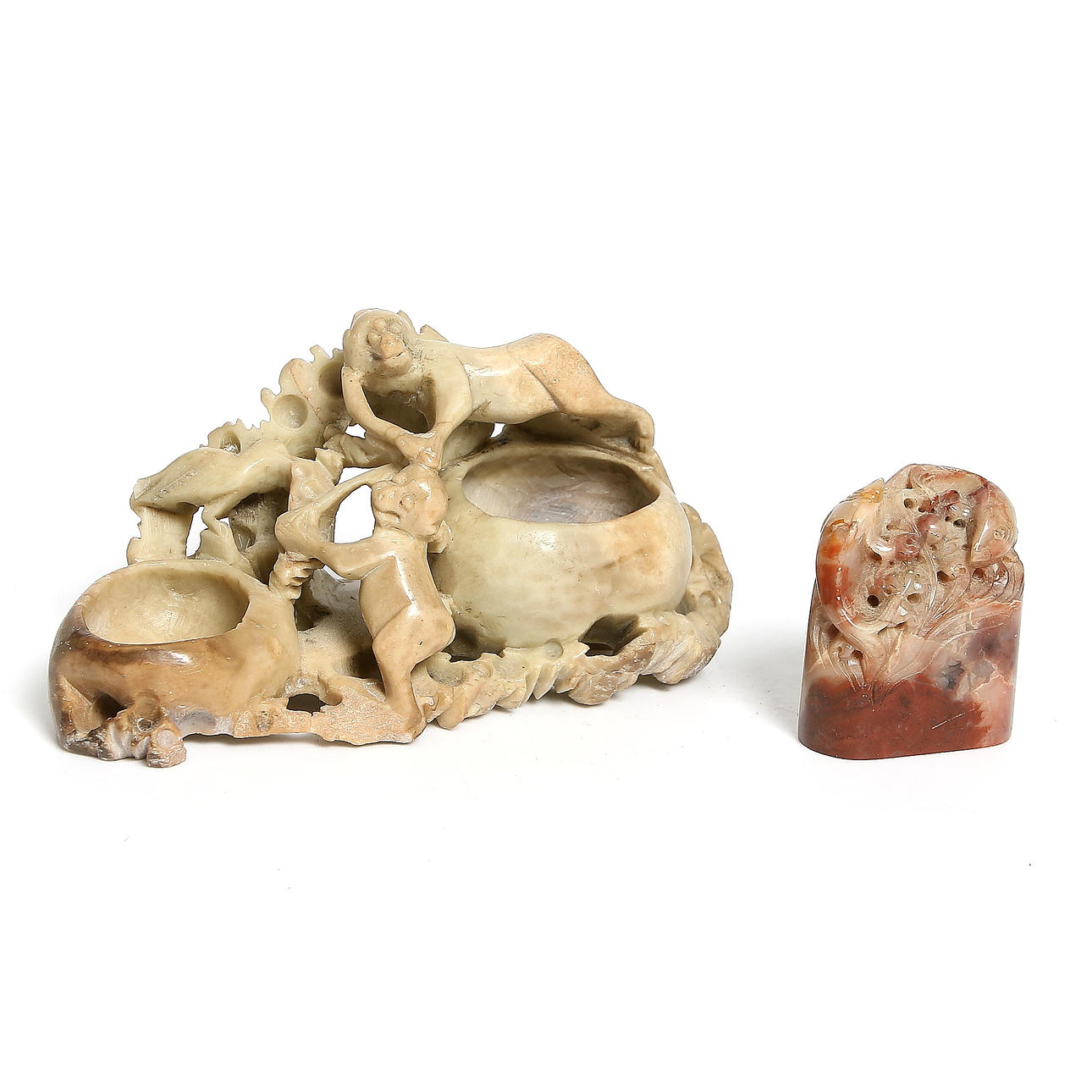 SKULPTUR samt STÄMPEL / SIGILL, soapstone, Kina 1900-tal.