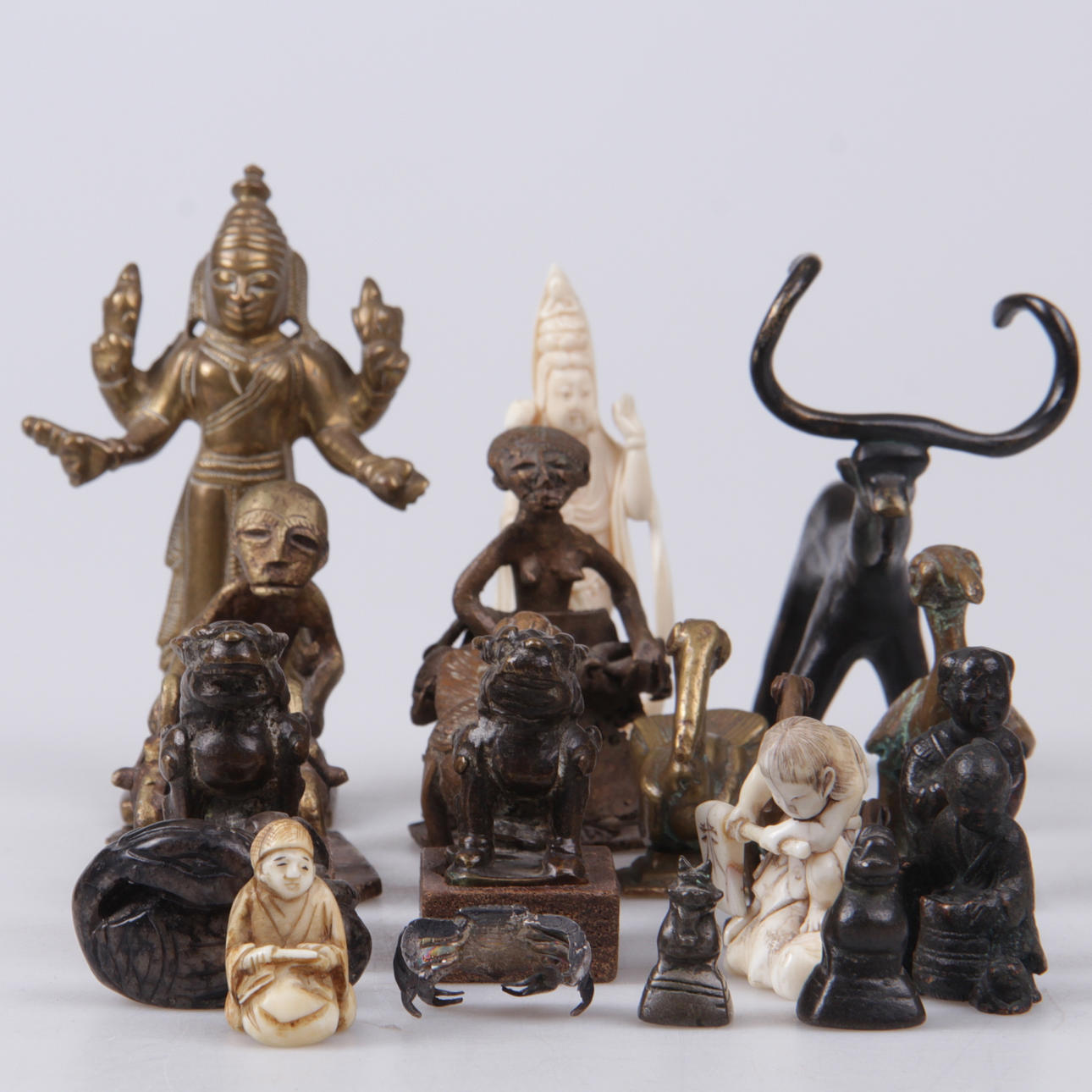 FIGURINER, 19 st. Olika metaller samt benarbete, Asien.
