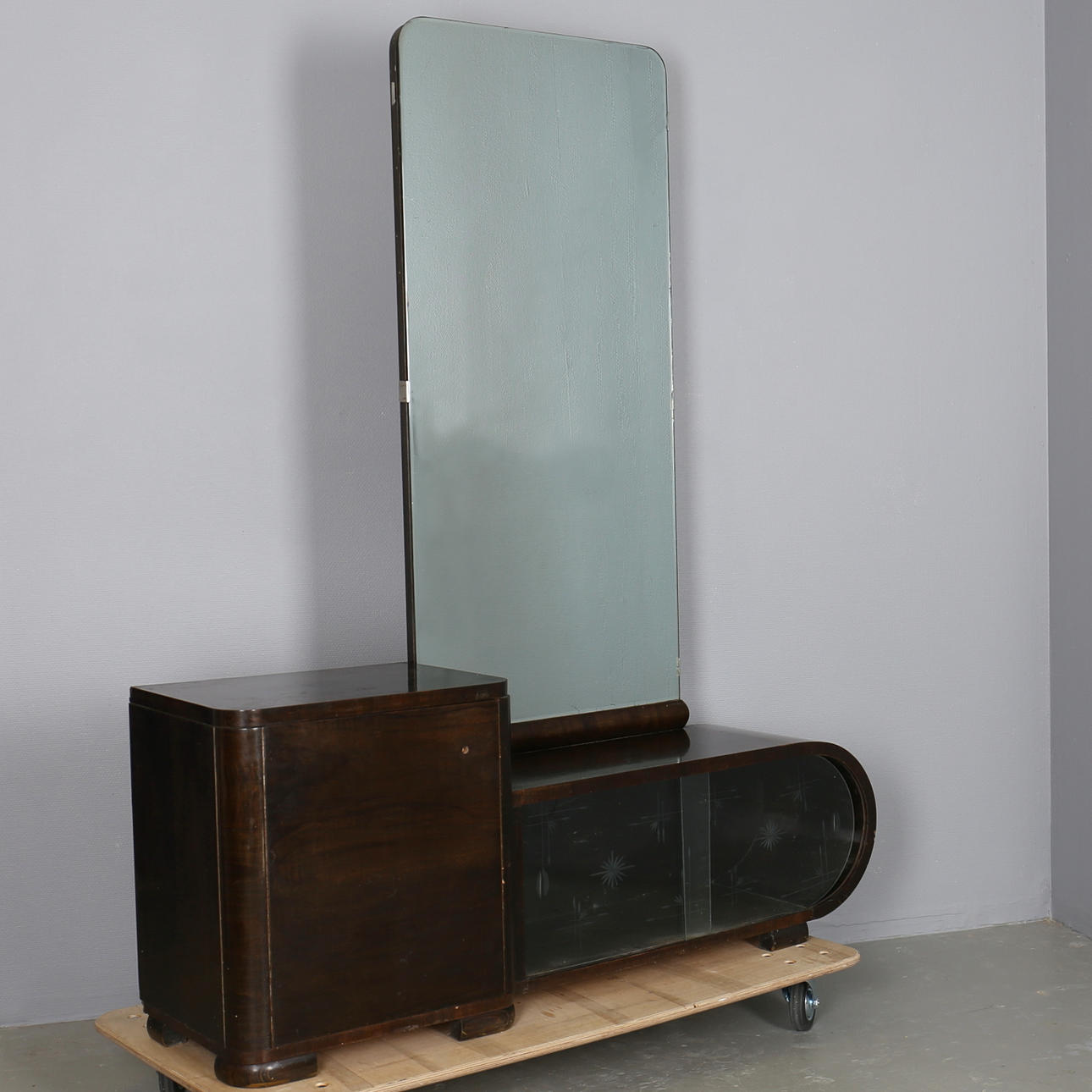 SOVRUMRUMSMÖBEL i art deco-stil. 1920-tal.