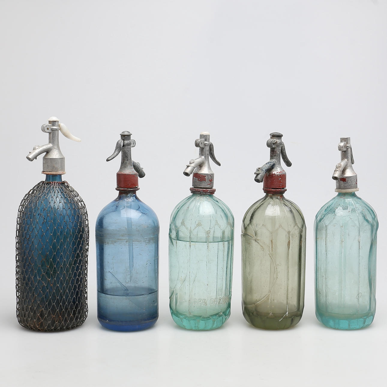 SIFONER i glas och aluminium. 5 st. 1900-tal.