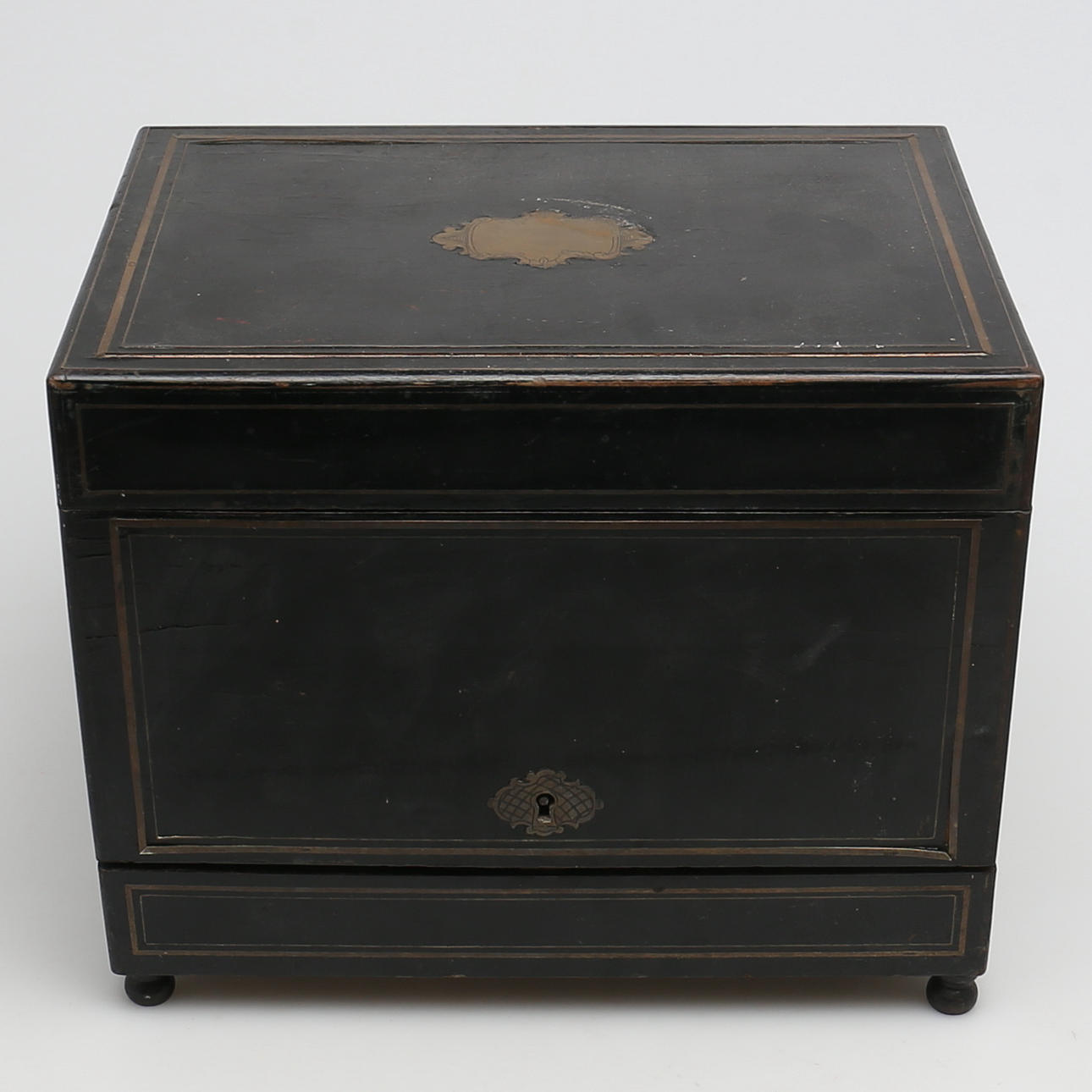 SCHATULL i fanerat och målat trä. 1800-talets andra hälft.