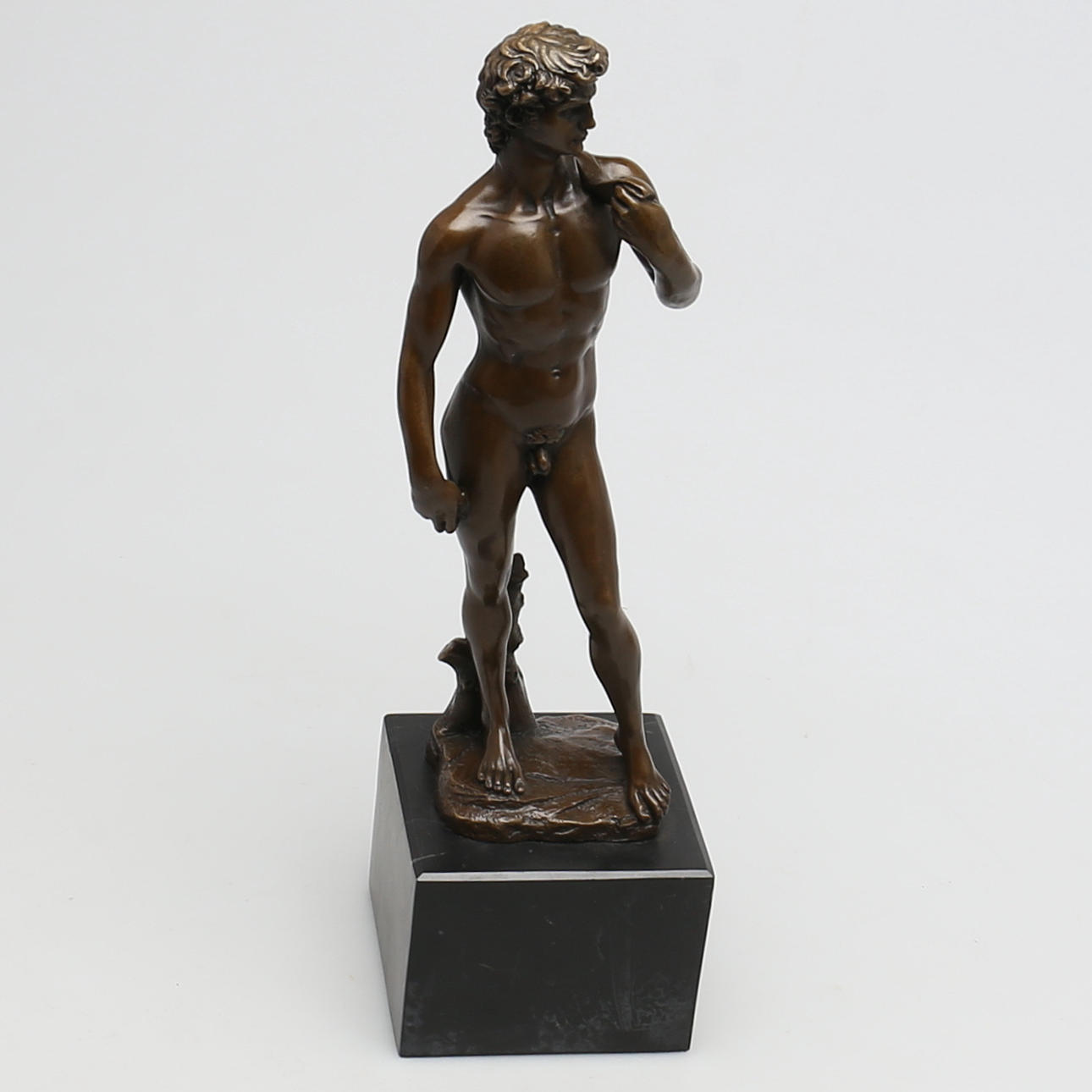 SKULPTUR. Brons på marmorsockel. David. 1900-tal.