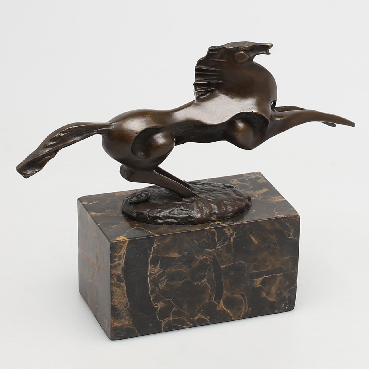 OIDENTIFIERAD KONSTNÄR. Skulptur i brons. Häst i galopp. 1900-tal. Osignerad.