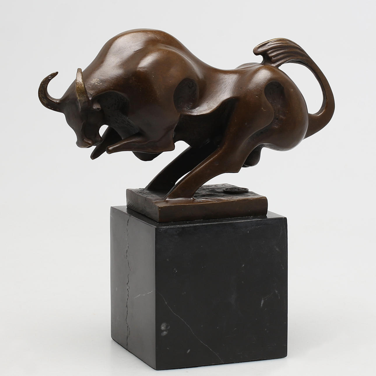 OIDENTIFIERAD KONSTNÄR. Bronzeskulptur. Tjuroxe. 1900er.