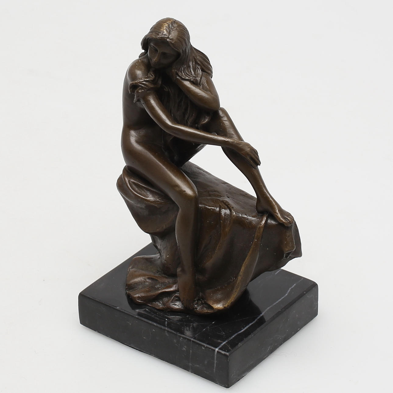 MAX MILO. EFTER. Skulptur i brons. Kvinna på draperat tyg. Signerad Milo, 1900-tal.
