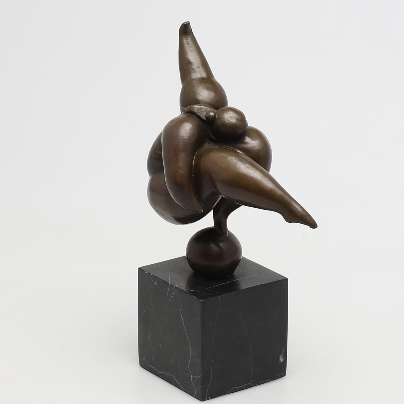 MAX MILO. Skulptur i brons. Kvinna på boll. Signerad Milo. 1900-tal.