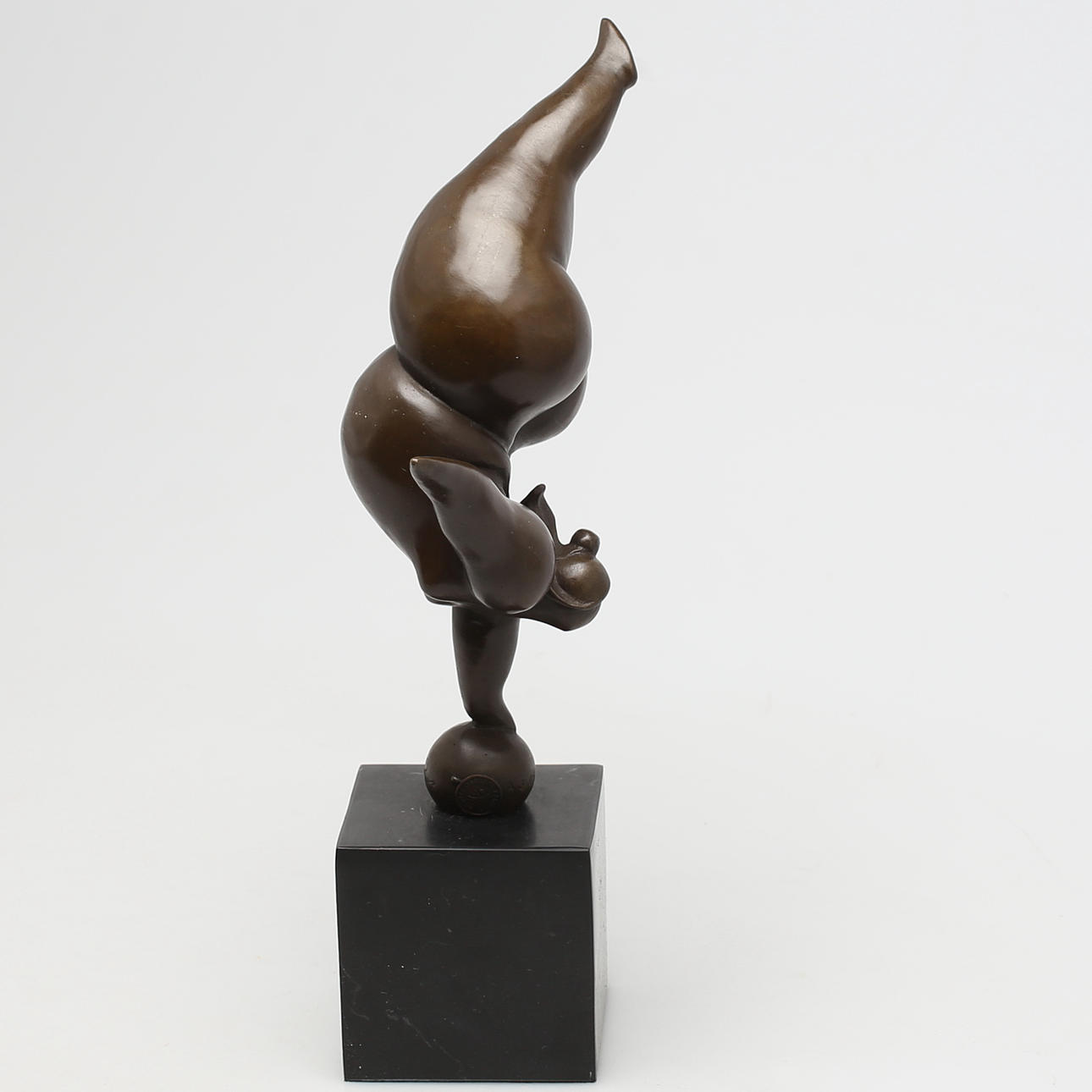 OIDENTIFIERAD KONSTNÄR. Skulptur i brons. Kvinna på en arm. 1900-tal.