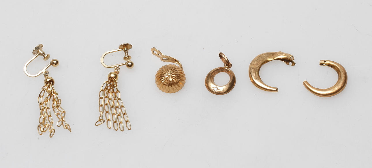 SKROTGULD samt 1 par ÖRHÄNGEN, 9-18 k guld, vikt ca. 5,1 gram.