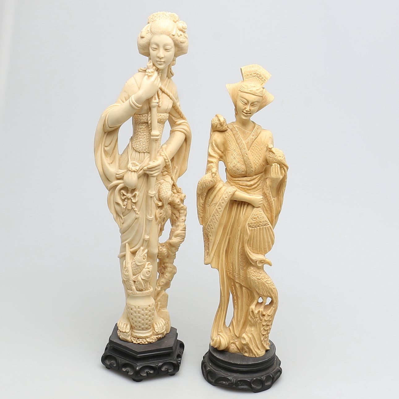 SKULPTURER. 2 st. Konstmassa. Stående kvinnor. Asiatisk. 1900-talets slut.