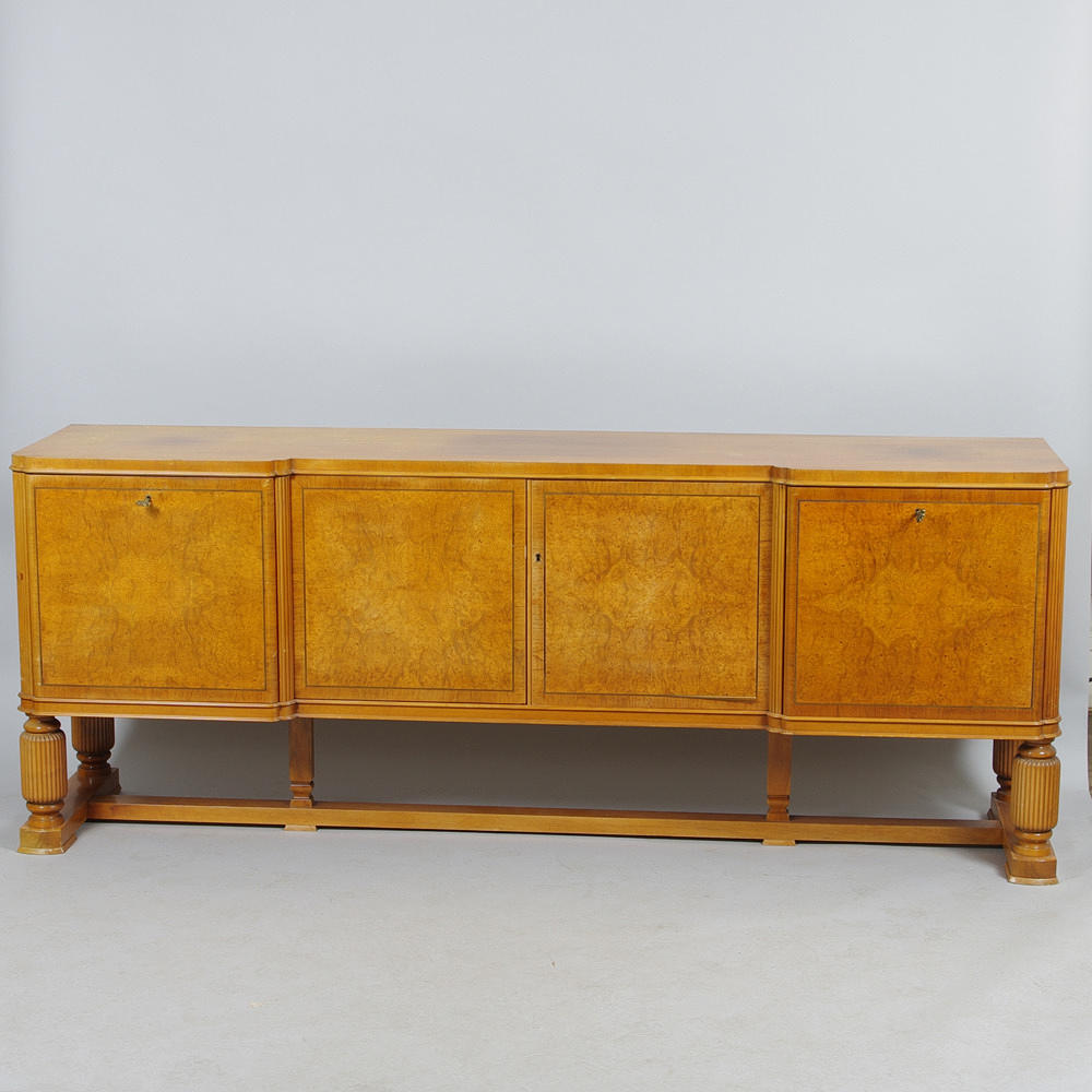 SIDEBOARD, mahogny/rotfaner med mässingslist, 1900-talets mitt.