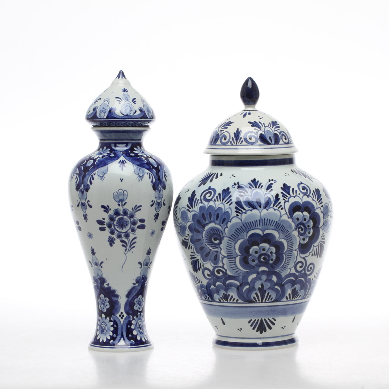 LOCKURNOR, 2 st, porslin, Delft, 1900-tal.