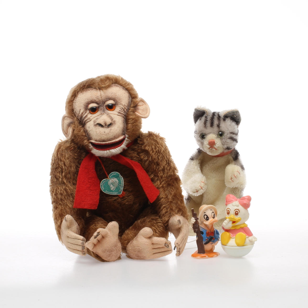 APA Sonneberger, STEIFF katt som handdocka samt 2 Disney gummifigurer.