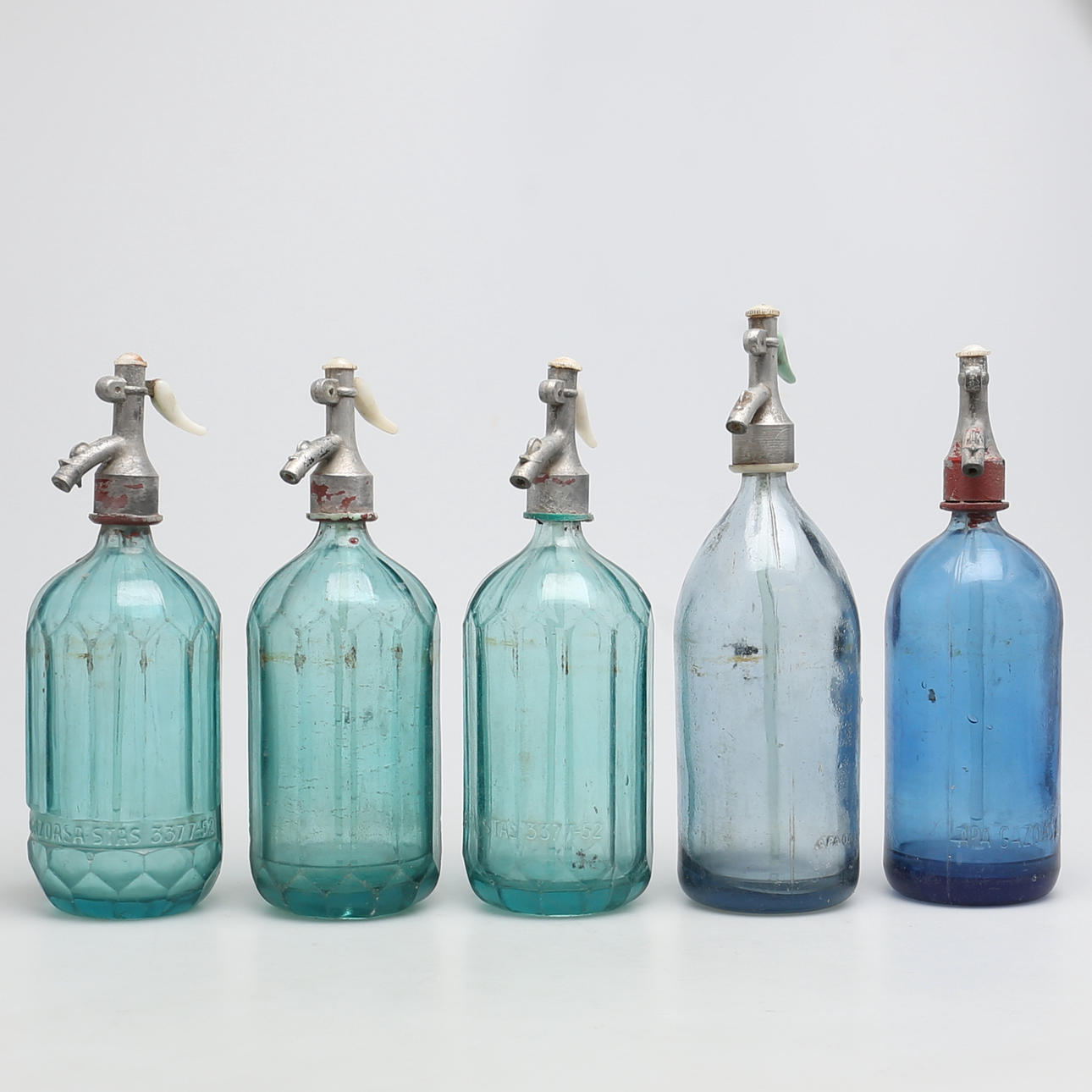 SIFONER i glas och aluminium. 5 st. Apa Gazoasa Stas. 1900-tal.