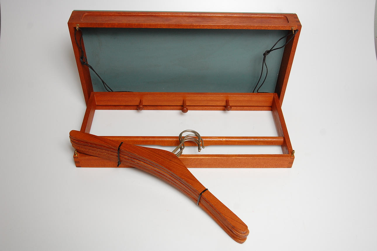 HERRBETJÄNT, Virum möbelsnedkeri Danmark, 1960-tal.