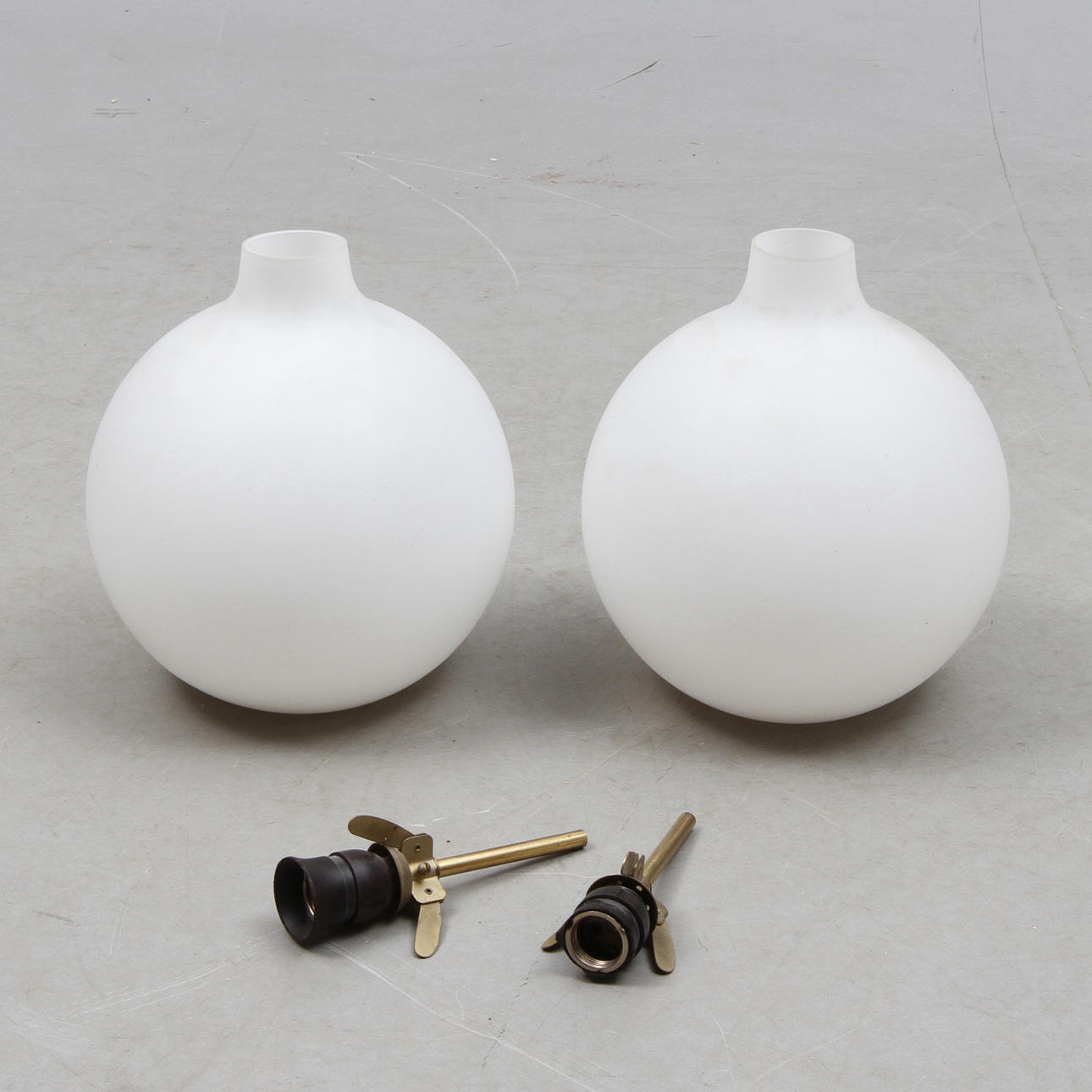 TAKLAMPOR, 2 st, glas, Vilhelm Wohlert för Louis Poulsen, 1900-talets andra hälft.