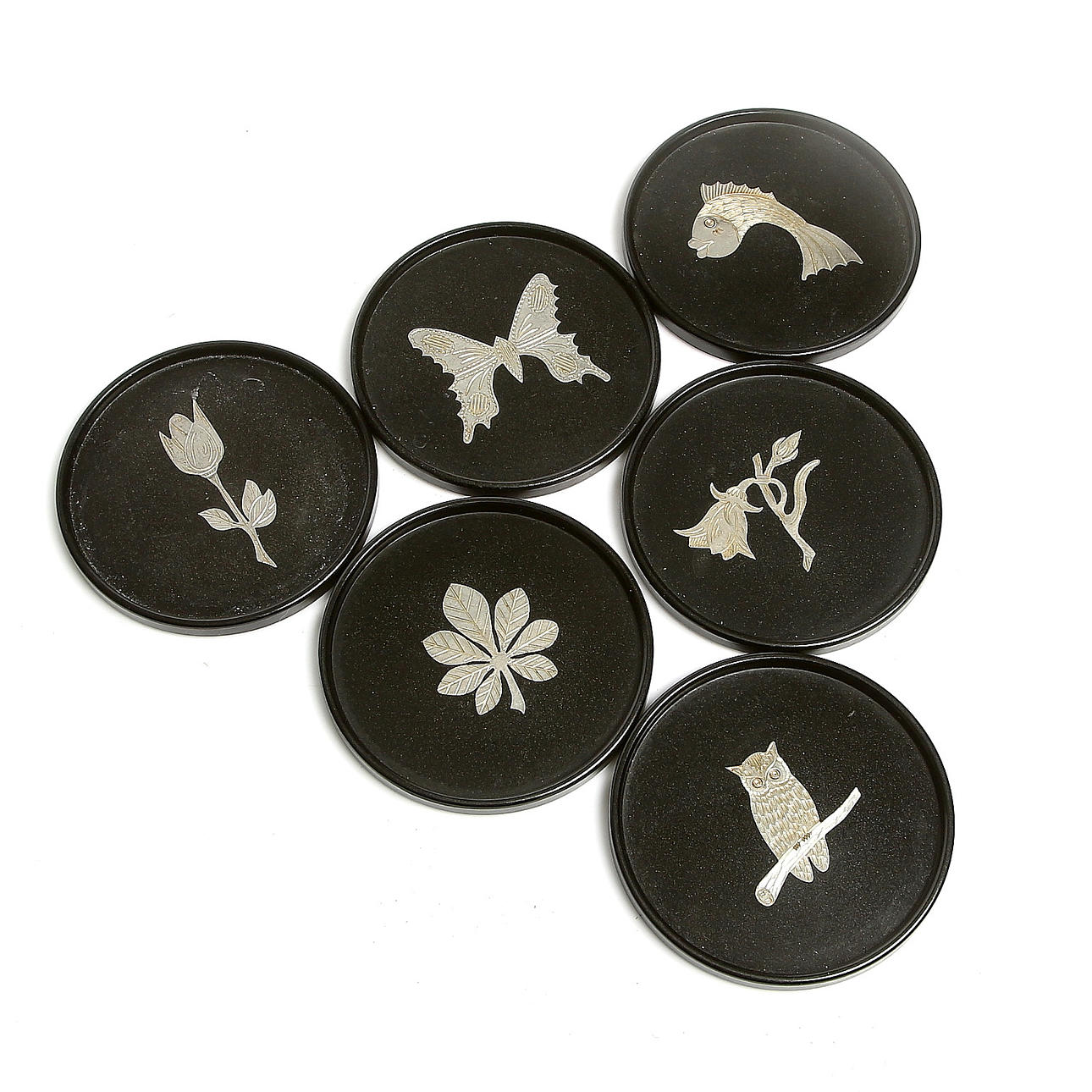 COASTERS, 6 st, backelit och tenn, Wittsjö. 1900-tal.