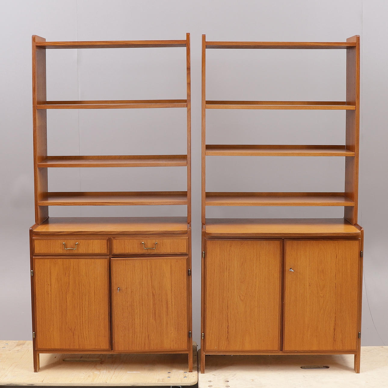 BOOKSHELF, 2 sections, teak, 1960s/70s.