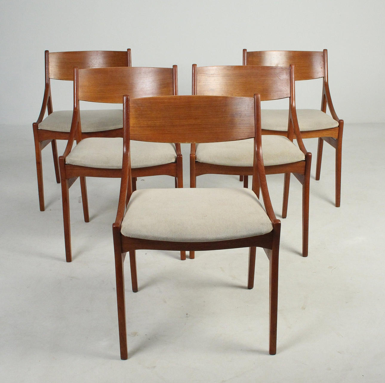 H. VESTERVIG ERIKSEN. 5 stole af teaktræ.