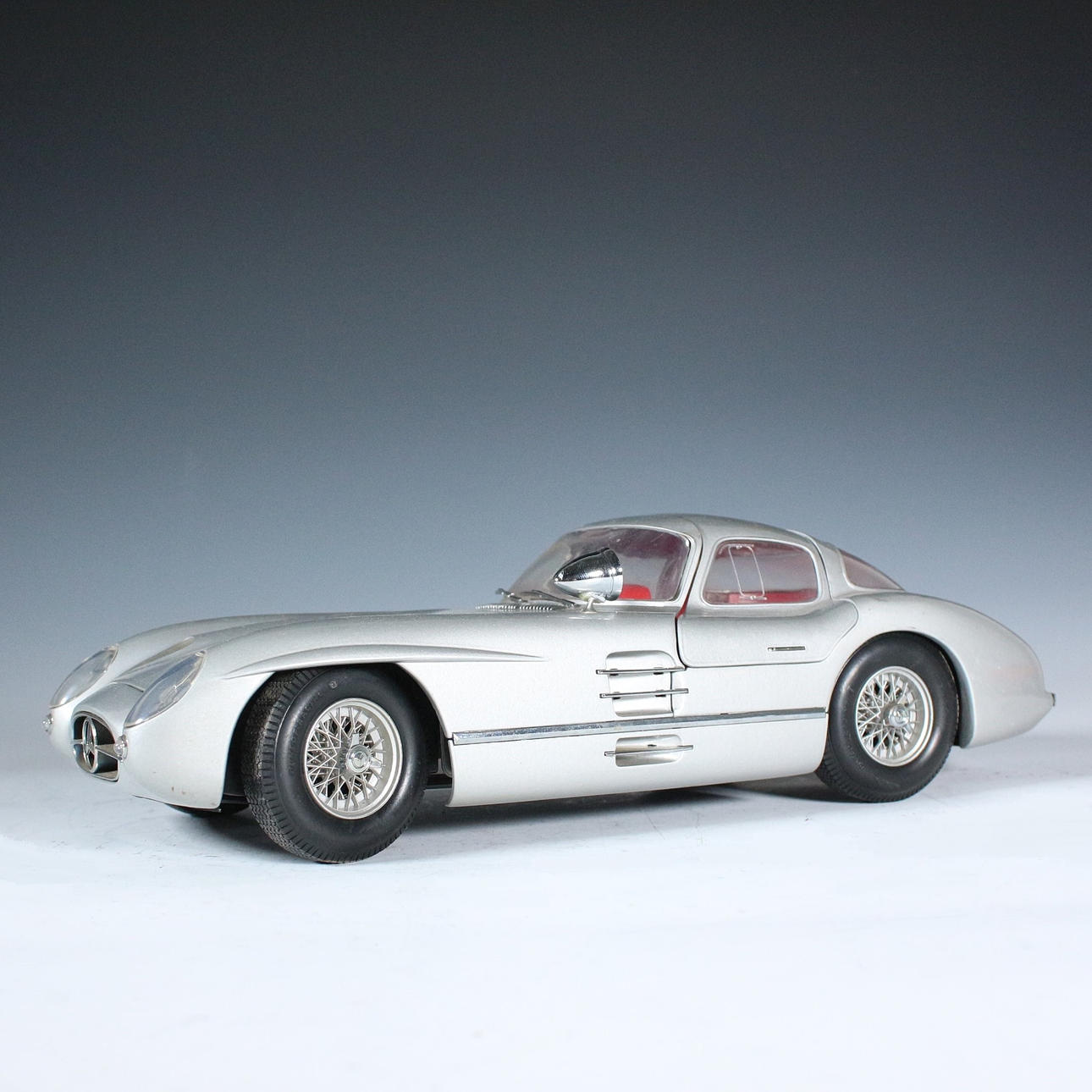 REVELL. Mercedes-Benz 300 SLR, 1993, scale 1:12. Toys - Toys