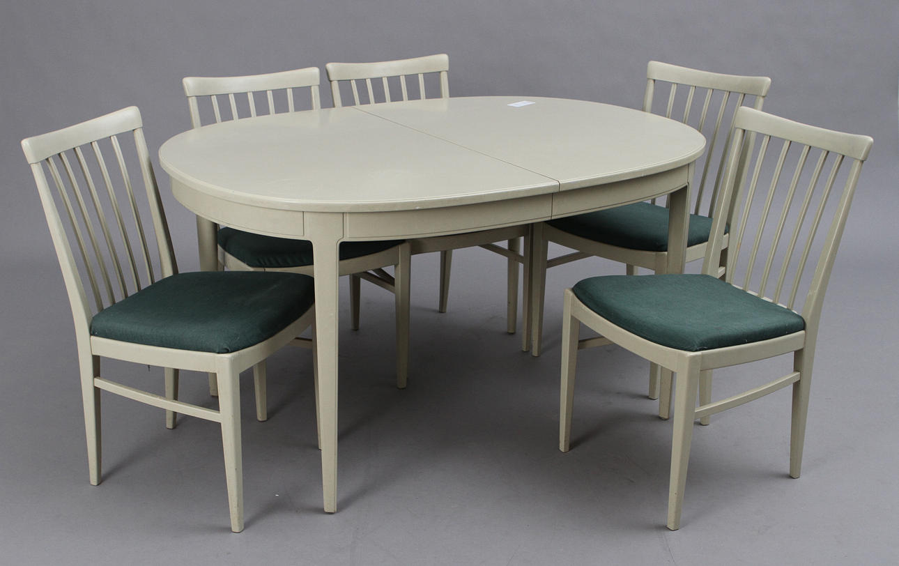 CARL MALMSTEN. BORD, med 5 stolar och 2 iläggsskivor.