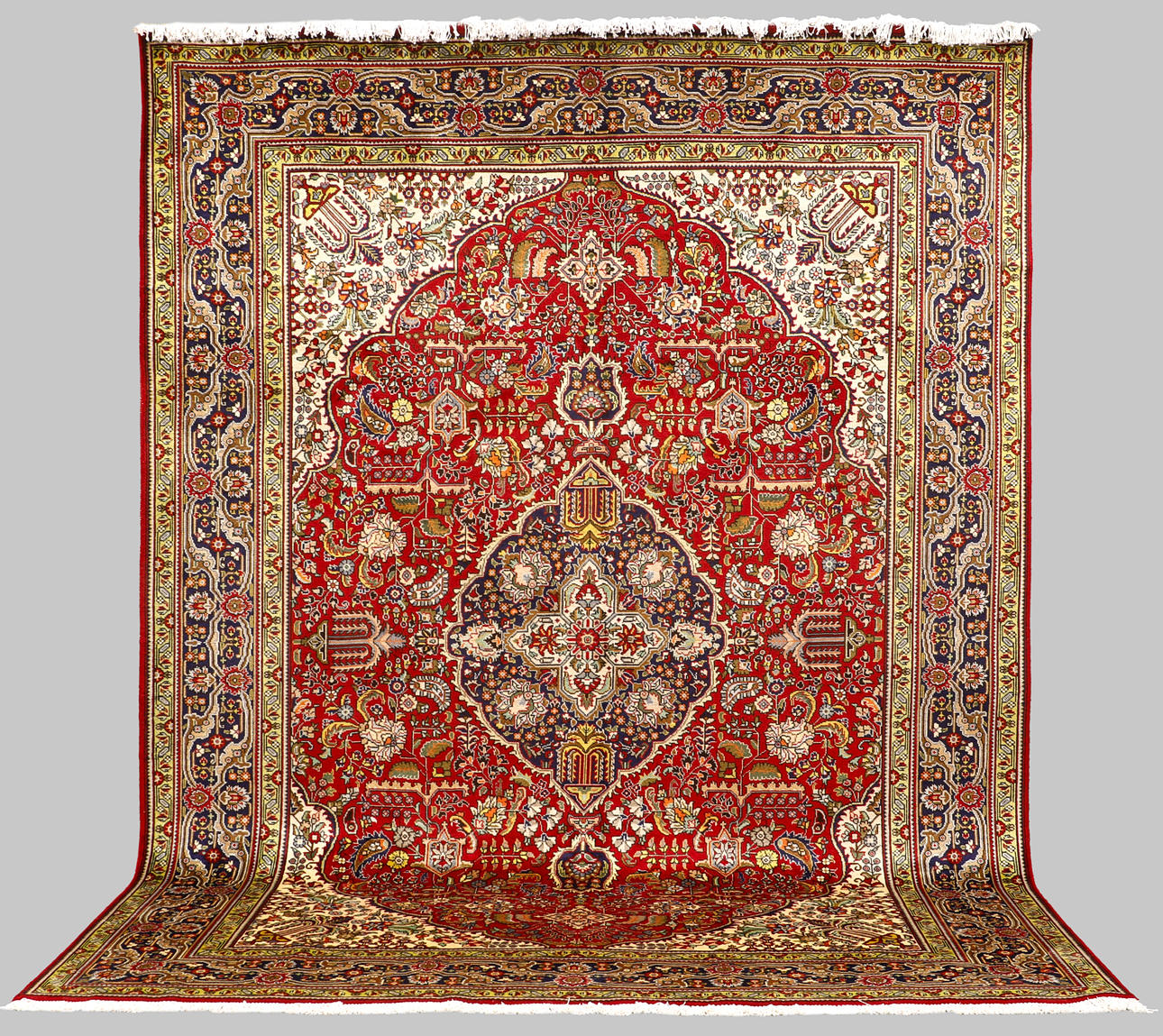 MATTA, täbriz. Ca 343 x 250 cm.